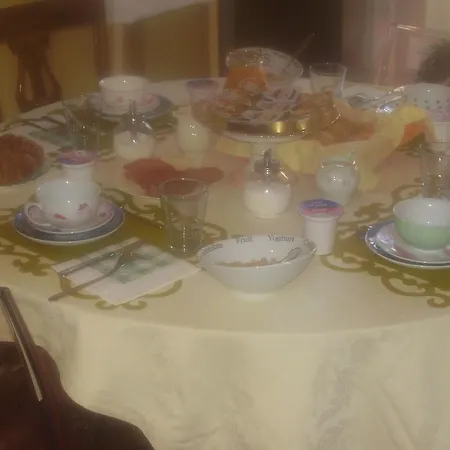 Gens Julia Oda ve Kahvaltı