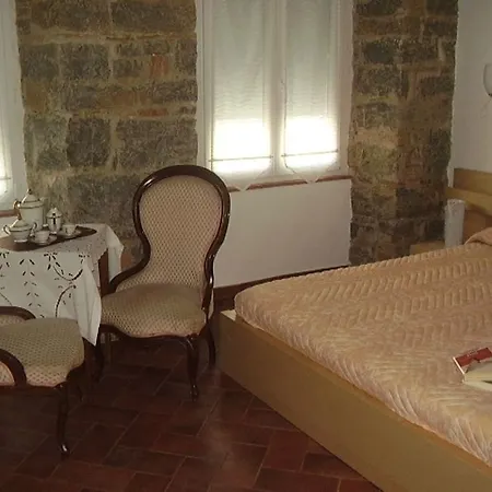 Gens Julia Oda ve Kahvaltı Trieste