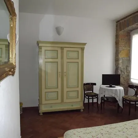 Gens Julia Oda ve Kahvaltı Trieste