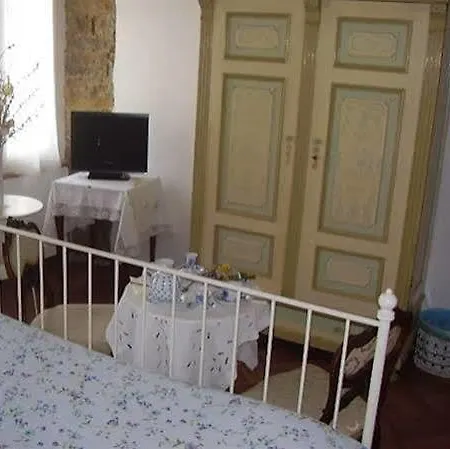 Gens Julia Τεργέστη